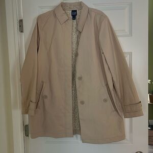 EUC/VGUC Gap Khaki Trench Coat with removable buckle strap under collar.